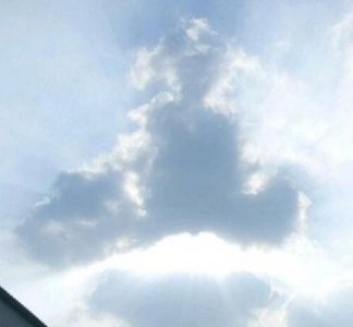 ​天空出现如来佛祖视频，佛光四射光彩照人轰动世界