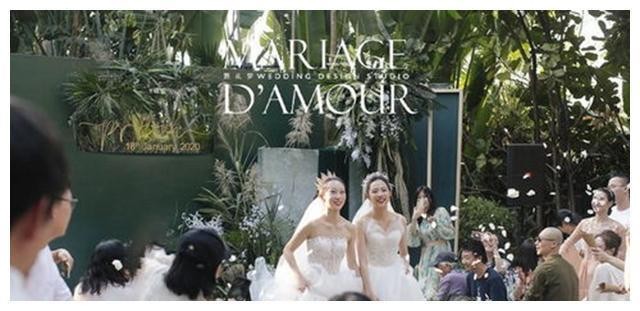 杨丽萍最美徒弟水月婚礼，俩姑娘甜蜜拥吻，双方父亲现身献祝福