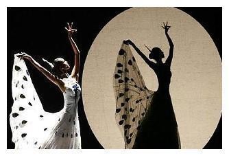 杨丽萍最美徒弟水月婚礼，俩姑娘甜蜜拥吻，双方父亲现身献祝福