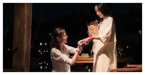 杨丽萍最美徒弟水月婚礼，俩姑娘甜蜜拥吻，双方父亲现身献祝福