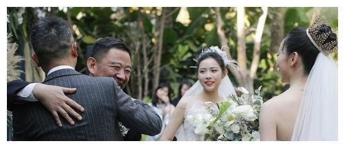 杨丽萍最美徒弟水月婚礼，俩姑娘甜蜜拥吻，双方父亲现身献祝福