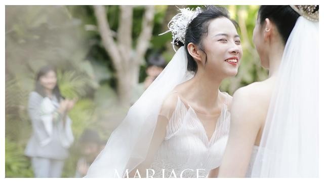 杨丽萍最美徒弟水月婚礼，俩姑娘甜蜜拥吻，双方父亲现身献祝福