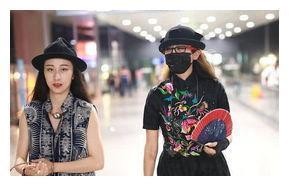 杨丽萍最美徒弟水月婚礼，俩姑娘甜蜜拥吻，双方父亲现身献祝福