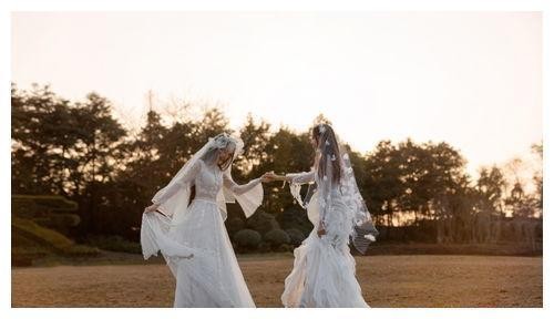 杨丽萍最美徒弟水月婚礼，俩姑娘甜蜜拥吻，双方父亲现身献祝福