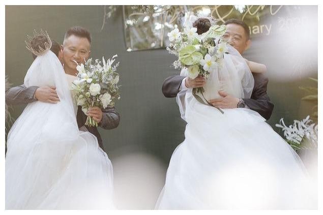 杨丽萍最美徒弟水月婚礼，俩姑娘甜蜜拥吻，双方父亲现身献祝福