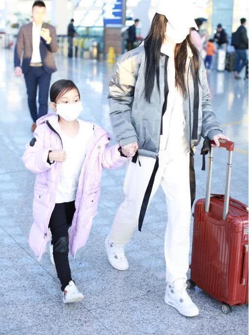 李小璐带女儿逛街，甜馨穿六万的鞋子被嘲，求大家放过孩子吧！