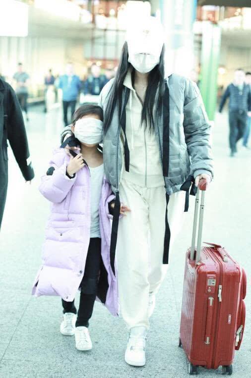 李小璐带女儿逛街，甜馨穿六万的鞋子被嘲，求大家放过孩子吧！