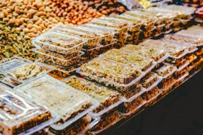 ​一刀倾家荡产，新疆切糕到底有啥猫腻？价格争议背后的真相探寻