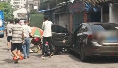 ​又见“开门杀”！司机开车门撞上摩托，摩托驾驶员腿都变形了！车门应该这么开