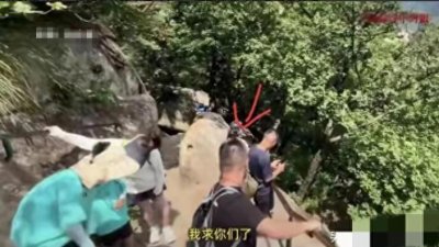 ​辽宁游客坐景区栏杆不慎坠崖 妻子悲痛欲绝 要求景区赔偿并追责