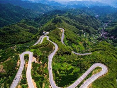 ​我国最美的盘山公路，长约42公里，途径四座小镇风景超赞