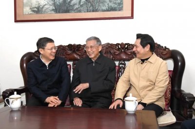 ​崔智友、茅仲华看望慰问自治区检察院老领导