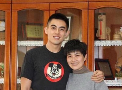 ​张芝华儿子：眉眼酷似郭凯敏，却与继父更亲，如今37岁成母亲骄傲