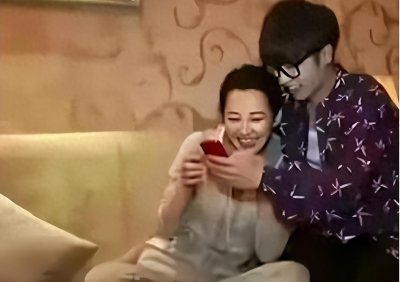 ​她54岁丰腴迷人，历经多段恋情，但却至今仍单身