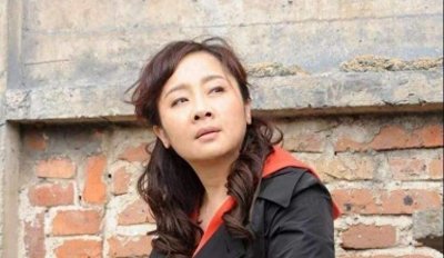 ​唐静：前夫和秦海璐结婚后，独自陪儿子长大，现在的选择令人泪目