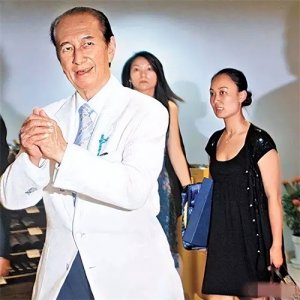 ​给赌王擦背两月，差点当上五房，护士邓咏诗拿2亿分手费嫁给谁了